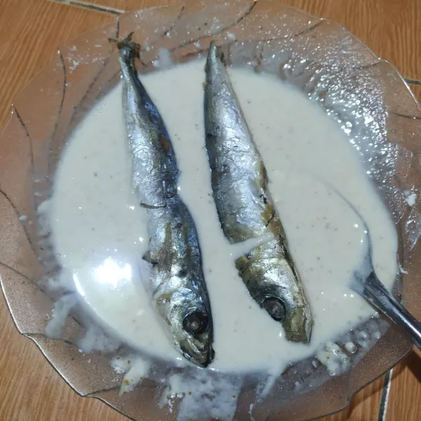 Masukkan ikan cue, siram-siram dgn adonan agar ikan terbaluri adonan tepung semua.