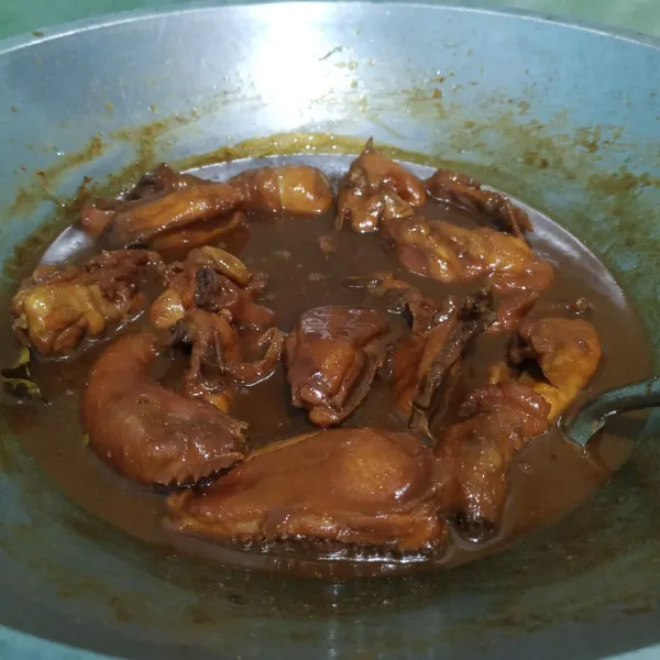 Masak hingga bumbu meresap dan air menyusut.