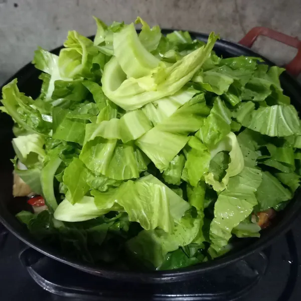 Masukkan sawi dan air.