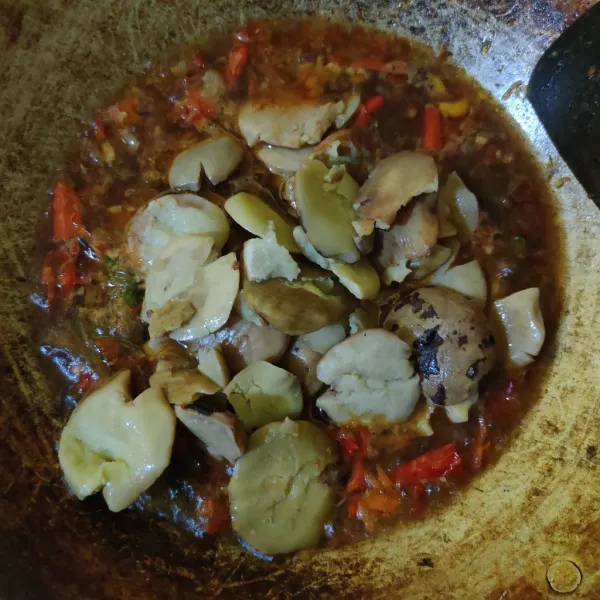 Masukkan jengkol, aduk rata.