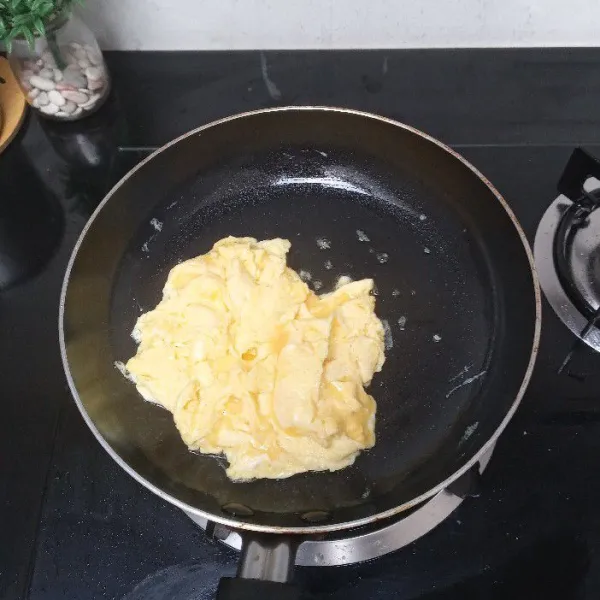 Panaskan mentega lalu masukkan telur, masak seperti omelet hingga matang, sisihkan.