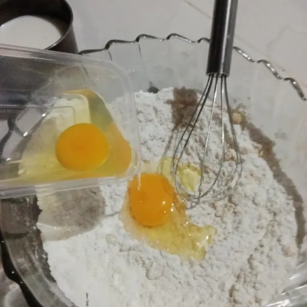 Masukan 2 butir telur.