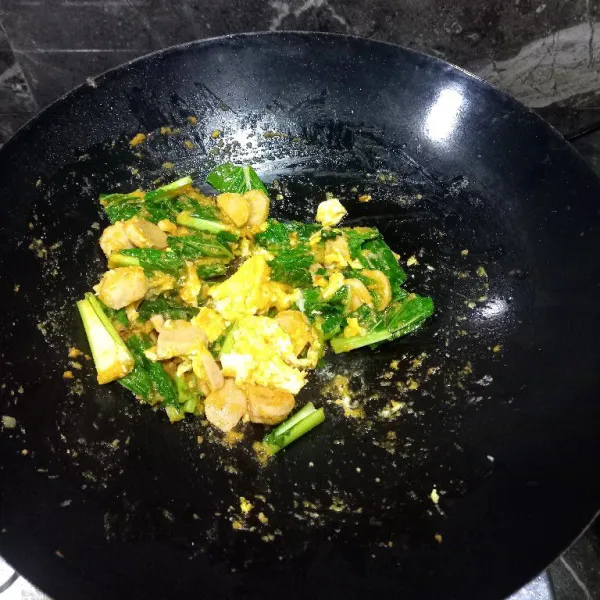 Masukkan telor orak-arik. Kemudian, masukkan bakso, sayur, dan daun bawang. Aduk rata.