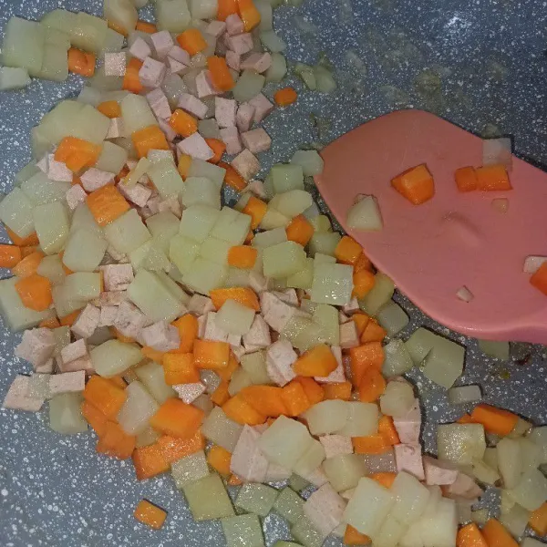 Tumis bombai dengan olive oil hingga harum kemudian masukkan wortel, kentang dan sosis aduk rata.