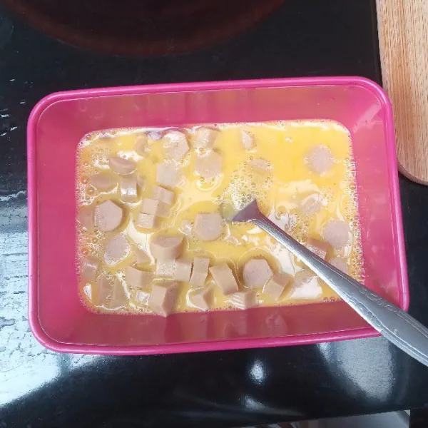 Kocok lepas telur dan sosis yang telah dipotong-potong, sisihkan.