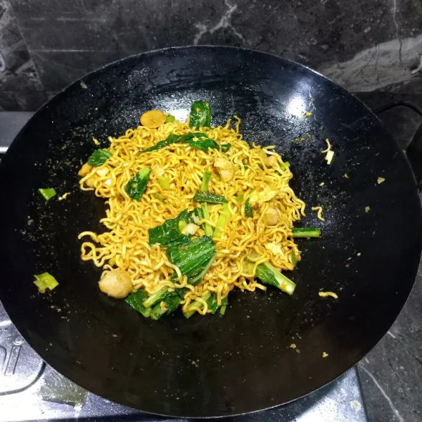 Masukkan mie, koreksi rasa, mie goreng siap dihidangkan.