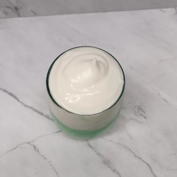 Masukkan lagi whipcream hingga penuh.  Siap disajikan