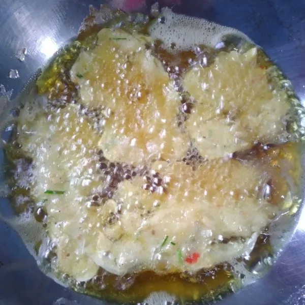 Panaskan minyak, tuang adonan 1 sdm makan. Lakukan sampai semua bahan habis. Angkat dan tiriskan.
