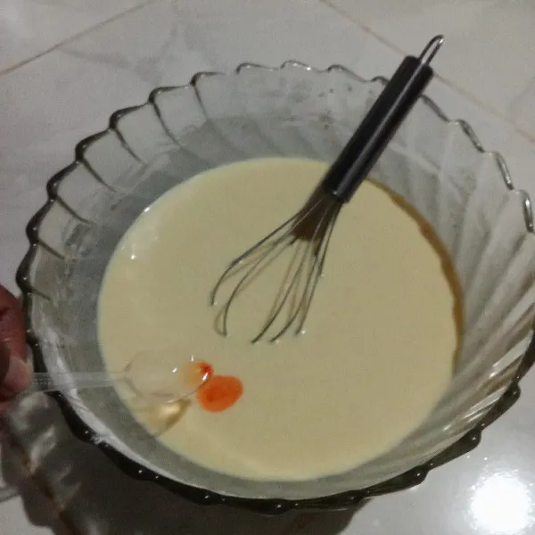 Setelah adonan tercampur rata tambahkan vanila cair lalu aduk kembali.