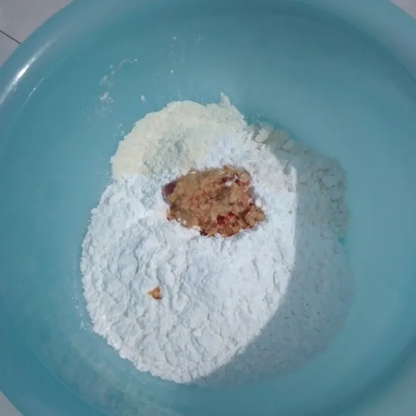 Campurkan tepung beras. tepung tapioka, tepung terigu dengan bumbu halus, garam, msg dan air. Aduk merata.