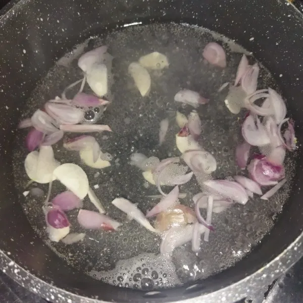 Masak air hingga mendidih, lalu masukkan irisan bawang merah dan bawang putih.