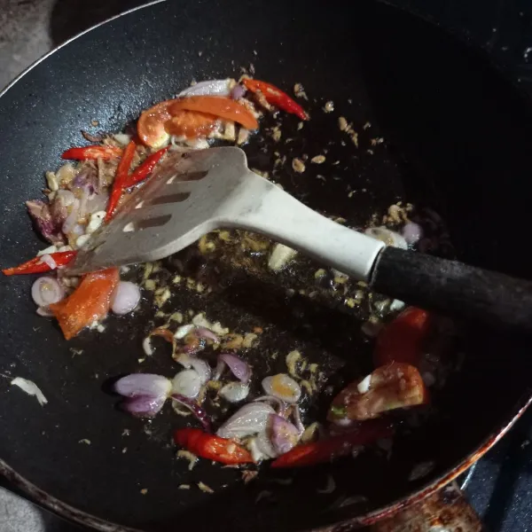 Kemudian tumis bawang merah, bawang putih, cabe, tomat dan terasi sampai matang