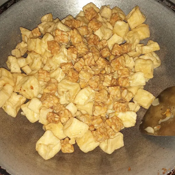 Masukkan tahu dan tempe goreng, aduk-aduk sebentar.