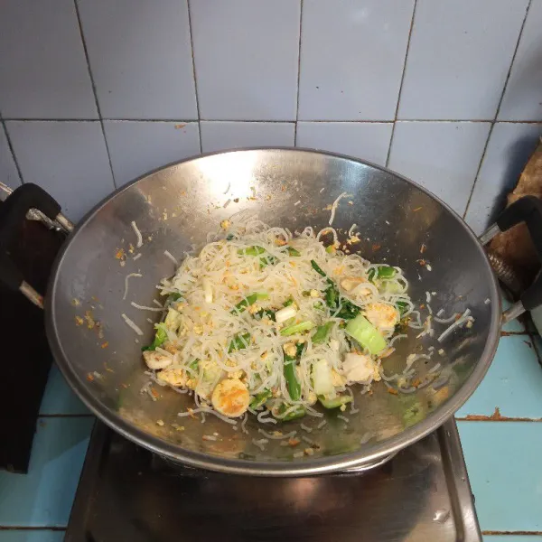 Masak hingga matang dan bumbu meresap. Setelah matang, taburi dengan bawang goreng.