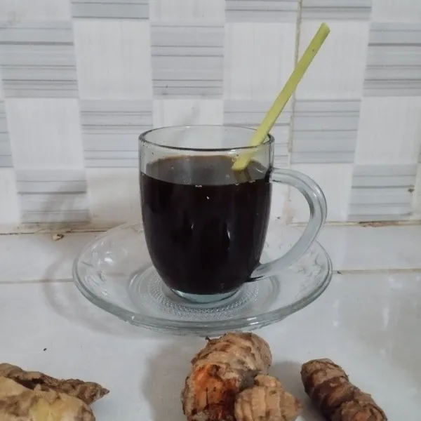 Kopi rempah hangat siap disajikan.