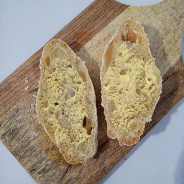 Potong ciabatta bread. Kemudian olesi dengan margarin.
