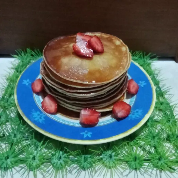 Pancake siap disajikan dengan siraman madu.