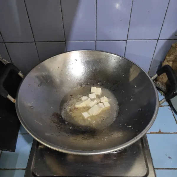Tuang air, masukkan potongan tahu. Masak hingga mendidih.