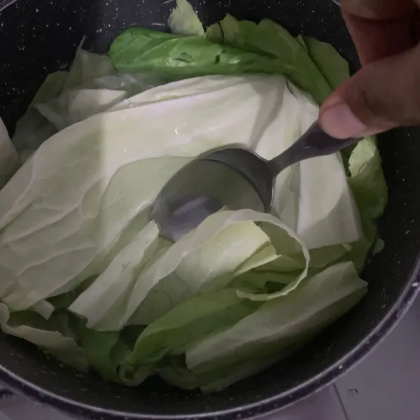 Rebus kubis agar lemas saat dilipat.