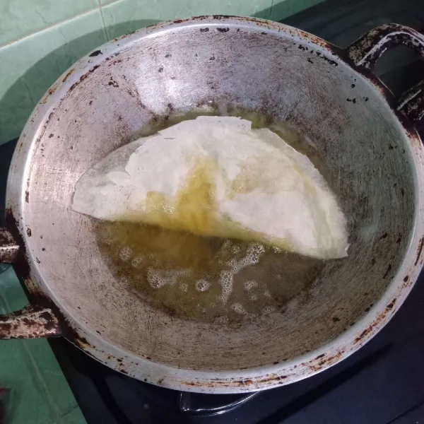 Goreng martabak lipat hingga matang. Tiriskan dulu dari minyak, selanjutnya siap disajikan dengan saus tomat atau saus sambal.