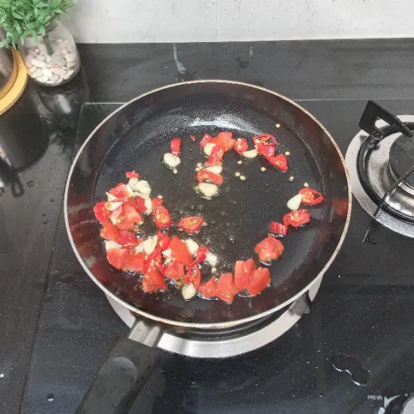 Panaskan 5 sdm minyak, tumis bumbu iris hingga layu.