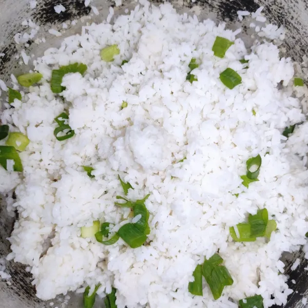 Siapkan nasi, taburi daun bawang yang sudah diiris.