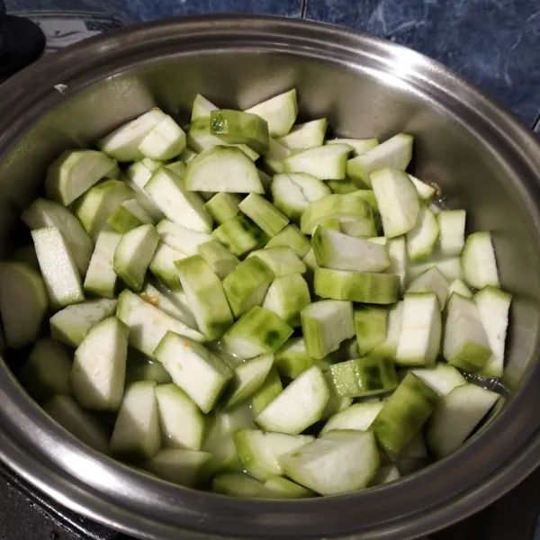 Lalu masukkan oyong. Masak sampai oyong layu.