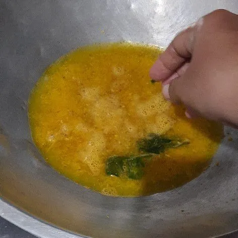 Masukkan daun jeruk, masak hingga mendidih.