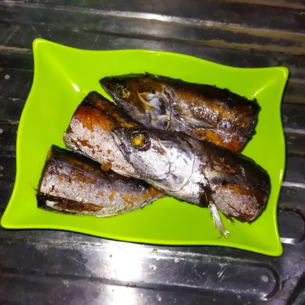 Tiriskan ikan dan sisihkan. buang duri dan kepalanya.