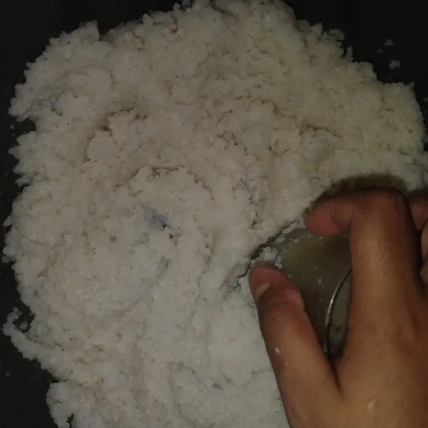 Haluskan nasi.