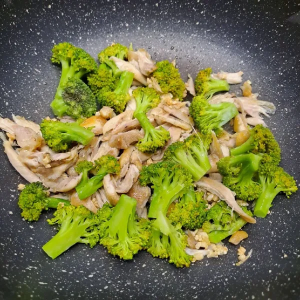 Masukkan brokoli, tumis sampai ½ matang.