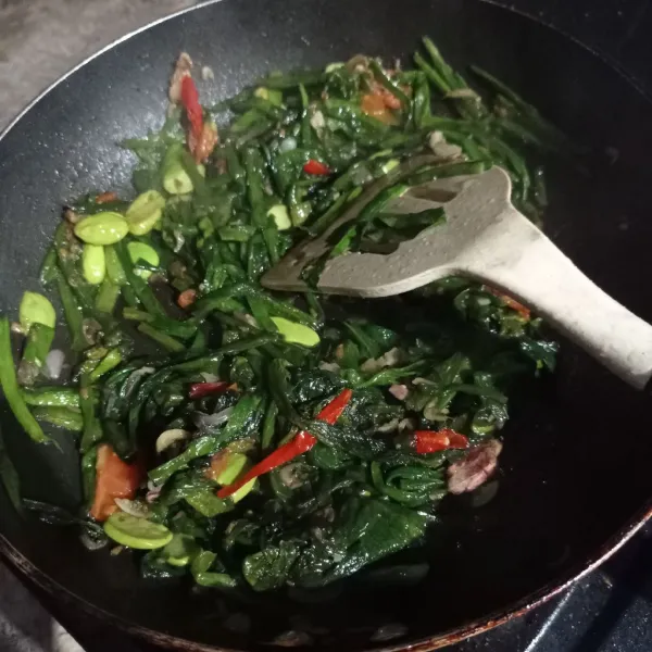 Aduk rata masak sampai matang, cek rasanya.