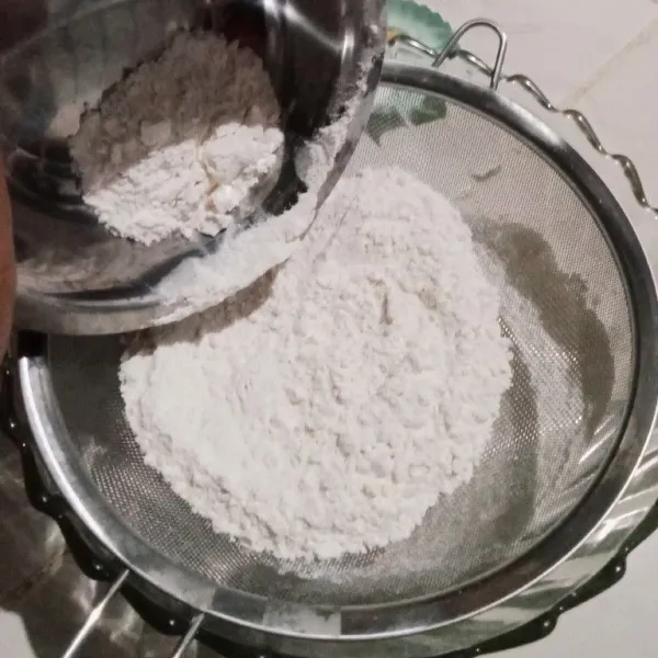 Masukan tepung, garam, dan baking powder sambil diayak kedalam mangkok.
