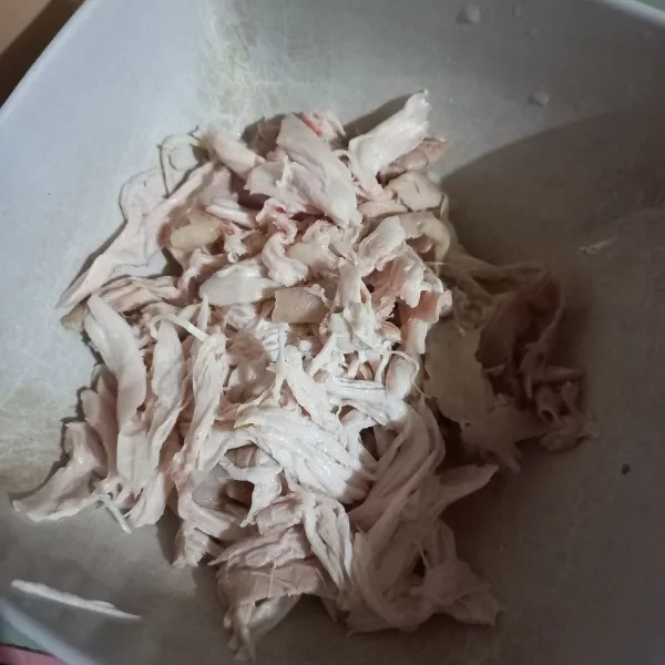 Rebus ayam, kemudian suwir-suwir, sisihkan.