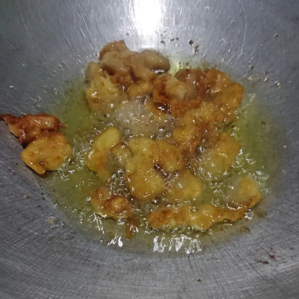Goreng ayam berbalut tepung ke dalam minyak panas hingga matang. Angkat sisihkan dulu.