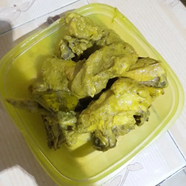 Angkat daging ayam dan saring bumbu lengkuas.