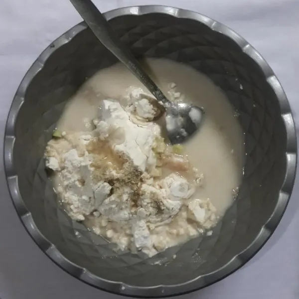 Campurkan semua bahan aci ke dalam wadah dan beri air sedikit demi sedikit (jangan terlalu encer). Aduk rata.