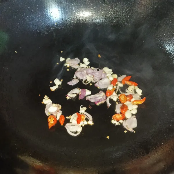 Tumis bawang merah, bawang putih, dan cabai rawit sampai harum.