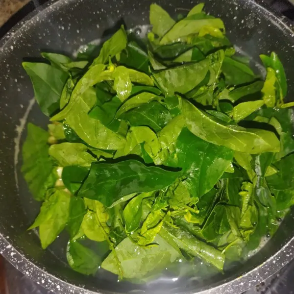 Masukkan daun katuk, aduk rata, lalu masak hinnga daun katuk matang.