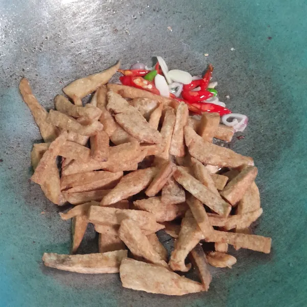 Masukkan tempe gembos yang sudah digoreng.