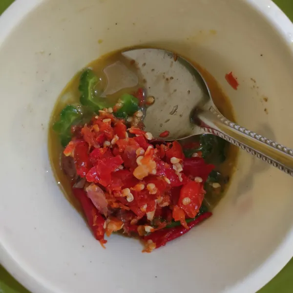 Masukkan bumbu ulek, aduk hingga tercampur rata.