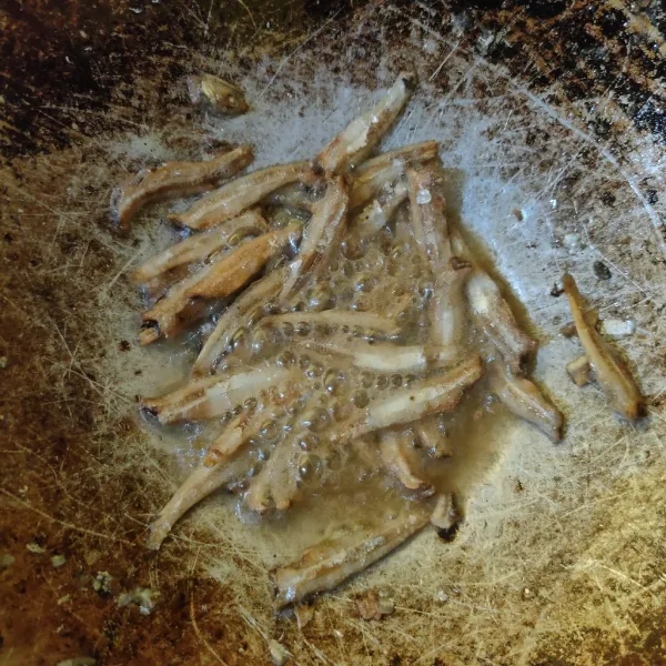 Cuci bersih teri, goreng hingga garing.