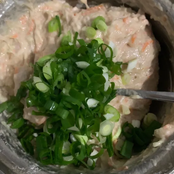 Tambahan potongan daun bawang.