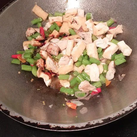 Selanjutnya masukkan tahu dan ayam.
