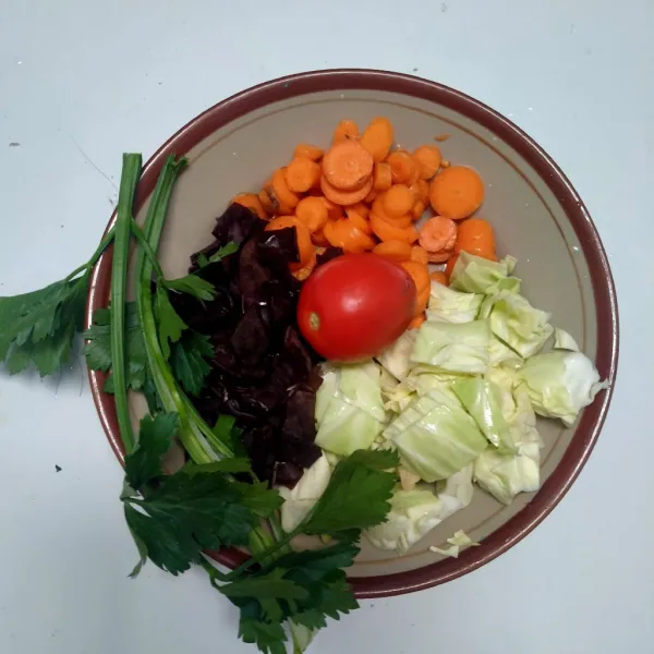 Siapkan wortel, kubis, jamur kuping, tomat, dan daun seledri.