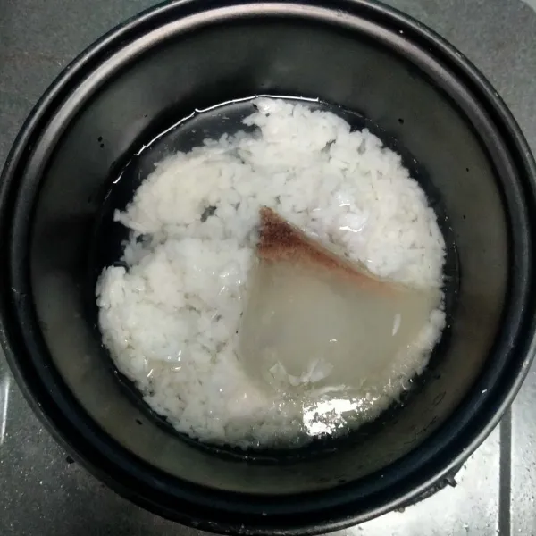 Masak nasi masukkan kaldu sapi dan air.