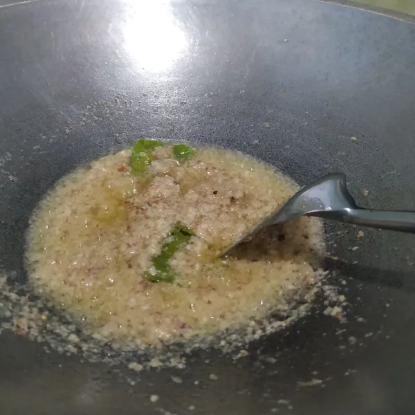 Tumis bumbu halus, lengkuas geprek dan daun salam hingga harum.