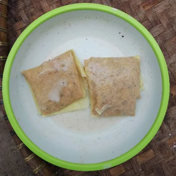 Baluri dengan tepung bumbu lalu goreng hingga matang.