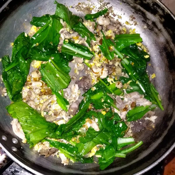 Panaskan 6 sdm minyak bekas ayam, kemudian tumis bawang putih dan bawang merah yang sudah dihaluskan sampai matang Masukkan juga telur dan orak arik. Masukkan ayam dan sawi.