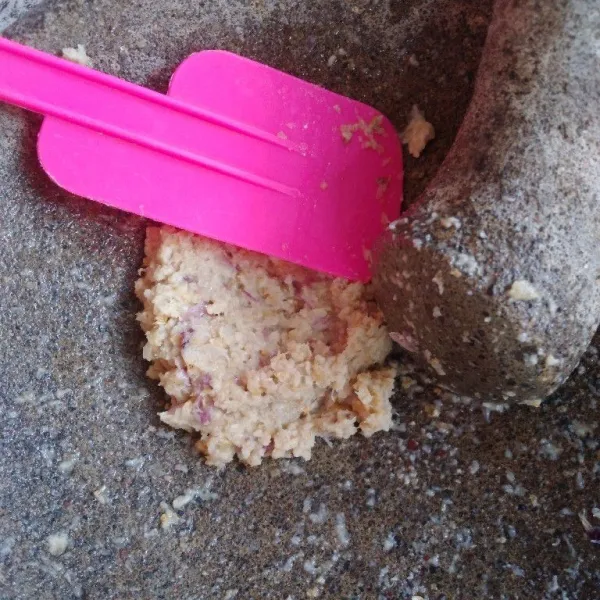 Uleg bahan bawang dan kencur.